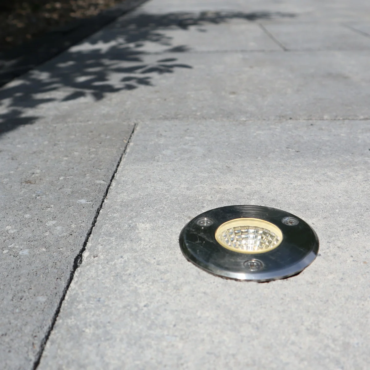 Landscape light embedded into a Permacon Melville patio in Ancaster